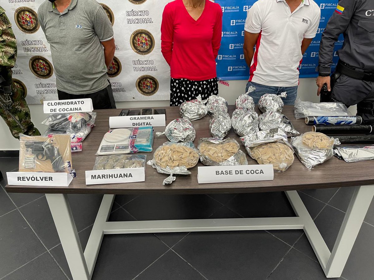 Ejercito_Div5's tweet photo. #EsNoticia| En #Risaralda #BatallónSanMateo #OctavaBrigada y el CTI de la @FiscaliaCol desarticulan grupo delincuencial Olímpo con la captura de 4 sujetos, la incautación de más de 13 kilos de alucinógenos, armas y municiones por más de 77 millones de pesos.
#ContraElNarcotráfico https://t.co/uh0DqTbVjH