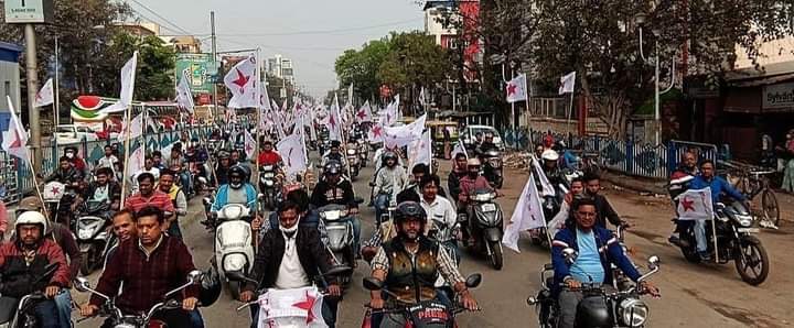 Souravdeybittu's tweet photo. Comrade #BimanBasu inaugurated the bike rally from Shyambazar to Tollygunge organised by #SFI and #DYFI in support of the upcoming “#NabannaObhijan” on 11th February by leftist student and youth organisations of West Bengal.
#WhereIsMyJob #NoToNEP2020 #NoToDigitalDivide https://t.co/zH36yOVWZa