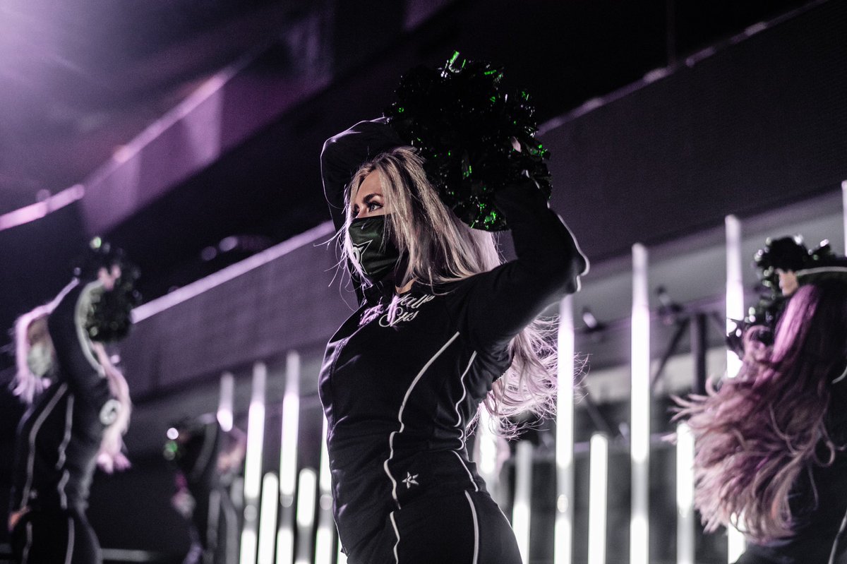 Patiently waiting for our 7:30 puck drop against CHI 🏒 Who else is ready for Game Day?! ⭐️ Let’s go STARS!

See you at the AAC! #maskup 
#icegirls #hockey #gameday