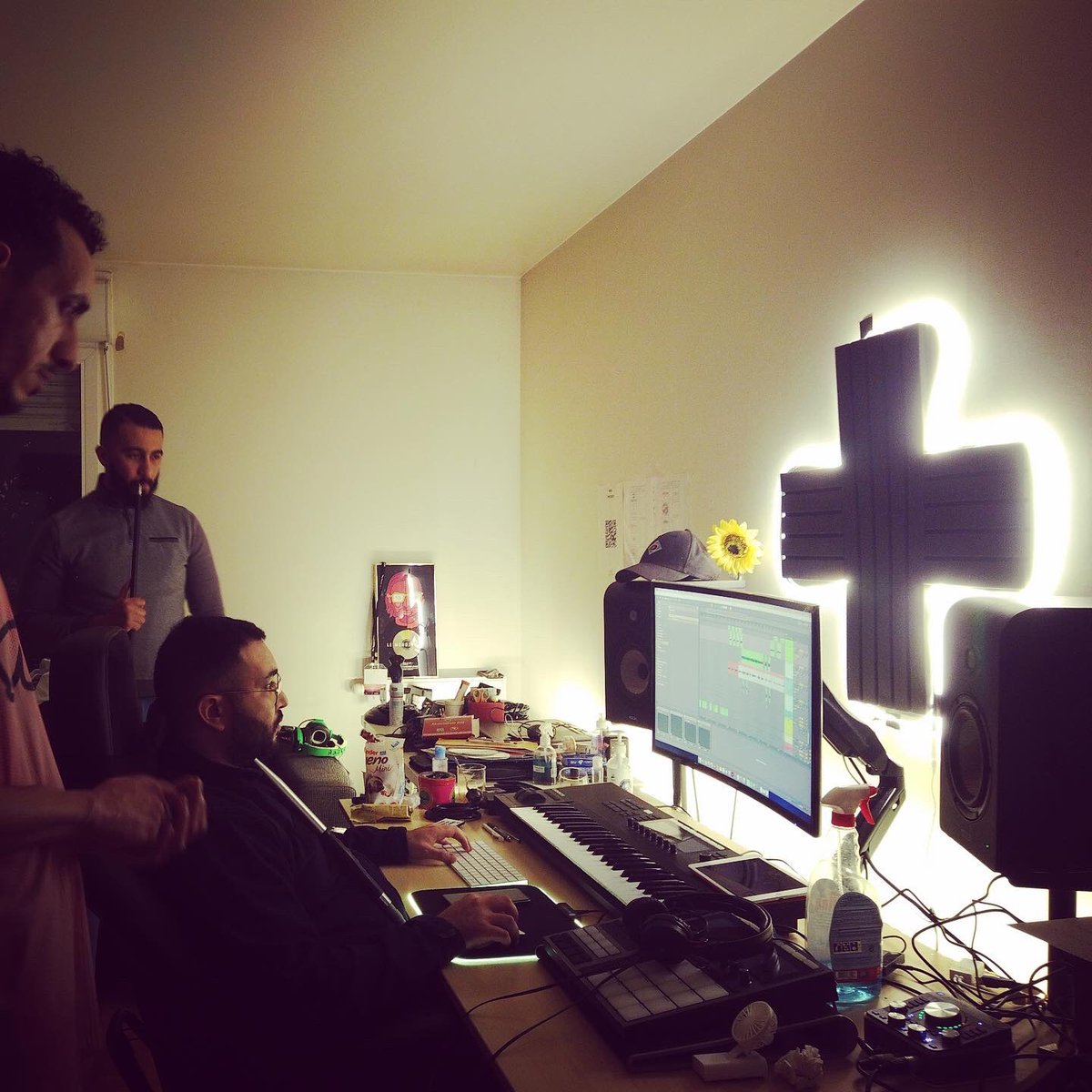 99solutionsgang's tweet photo. 1er E.P dans le Four... 📀 #Heythem https://t.co/6cPmG27PlS