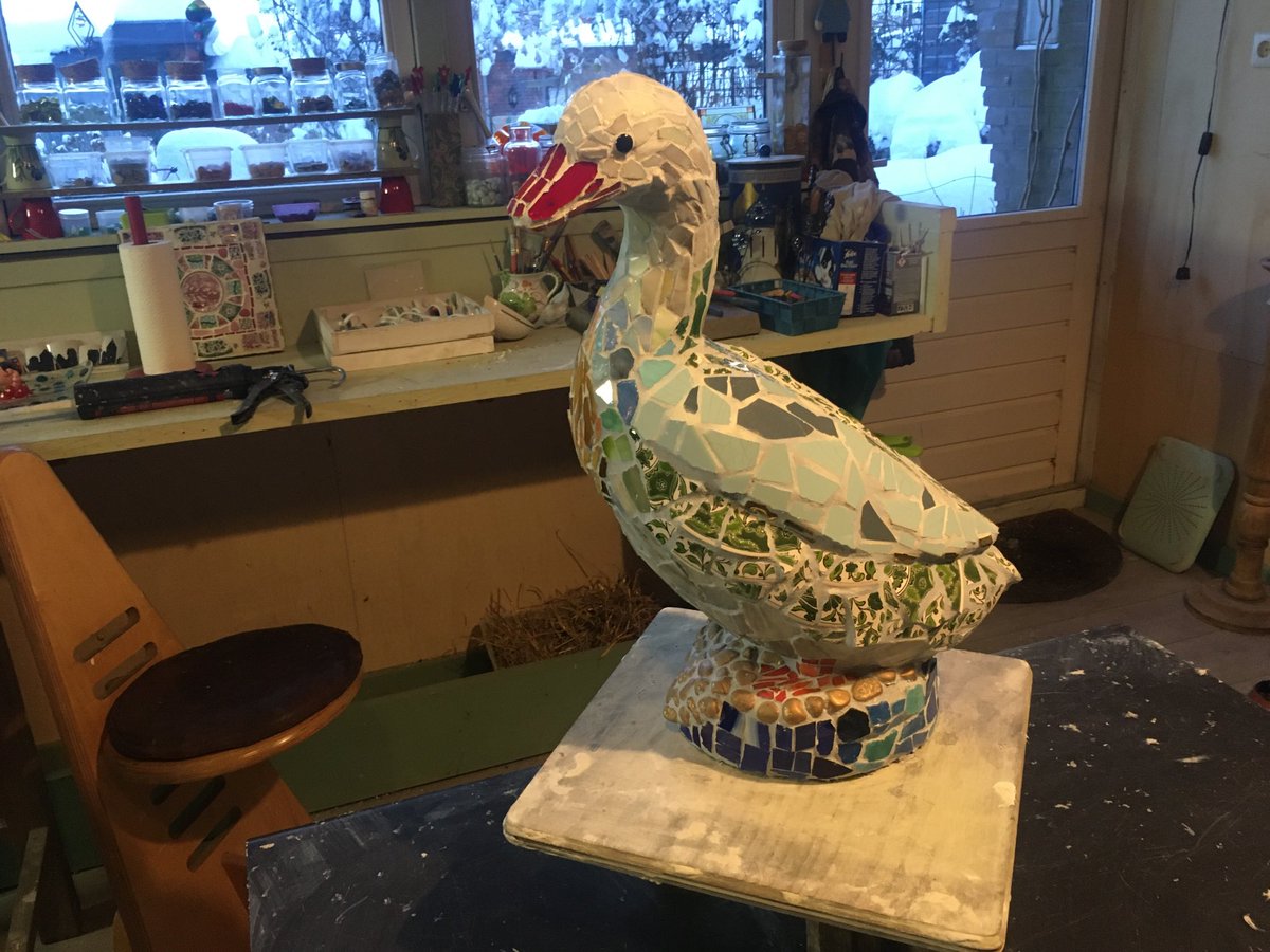 AnneVellinga's tweet photo. Moeder de Gans is klaar; omhad haar nog een kroontje willen geven maar dat is nog niet gelukt. #mozaiek #mosaicart #tuinbeeld #moederdegans https://t.co/jYhski4Kd0