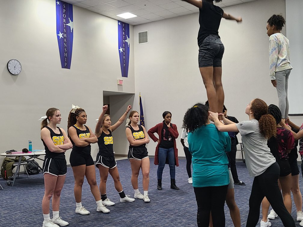 Thank you to Raymond Park Intermediate Cheer for having some of our girls do a little stunt clinic! Best of luck to you ladies! 💛 📣