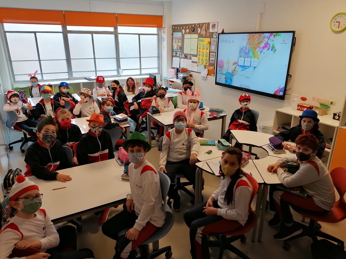 EscolaPalcam's tweet photo. Per Carnaval, qui res no estrena, res no val! O això era per Nadal? Tant se val! Comencem setmana amb el cap ben decorat! #4t #Carnestoltes #fun #diversió #pocasoltes #disfressat https://t.co/ZCxTwQQC04