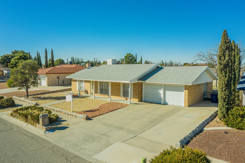 This lovely eastside home is spacious and move-in-ready with 3 bedrooms and 2 bathrooms in over 2,200 sf sitting atop a 0.22 AC lot. You'll be impressed...Tour 1805 Tom Bolt Dr today - call Richard Stives with BorderView Realty: 915.443.2979

See more photos &amp; listing details: