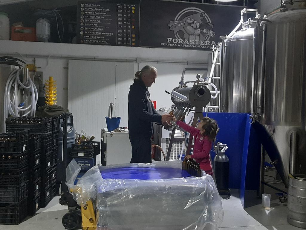 ForasteraBeer's tweet photo. Las 1.000 botellas de Sa Roqueta Mallorca Pilsener se envasan mejor en familia. ¡La "heredera" lo ha preferido a la peli de princesas! Yeah!!
#inbeerwetrust #protagonistasdelCAMBIO #webrewmallorca #craftbeermallorca #kombucha #goodfoodgoodbeer https://t.co/n4OaeTq97p