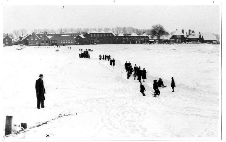 Winterschatten uit onze collectie! Houten slee uit 1920 - om jaloers op te worden zo mooi - en een historische foto van sleeën op bevroren rivier de Lek, februari 1942. #collectievissen #sneeuw #museum #culemborg #collectiegelderland