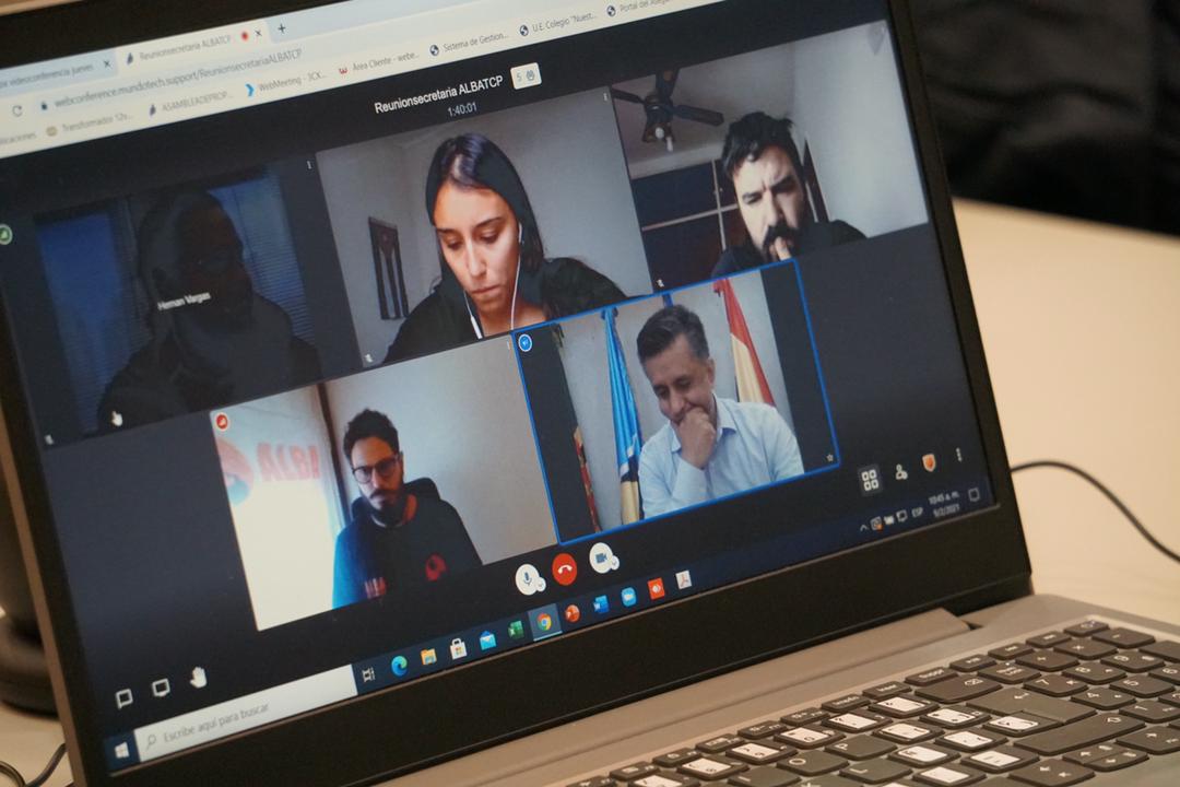 ALBATCP's tweet photo. #EnFotos 📸 | Secretario Ejecutivo @SachaLlorenti sostuvo una videoconferencia con miembros de la secretaría operativa de Alba Movimientos en la que trataron temas de la coyuntura regional y los desafíos del #ALBA como proyecto de integración.

#PueblosUnidosPorLaPaz https://t.co/4yAHW9BAzT