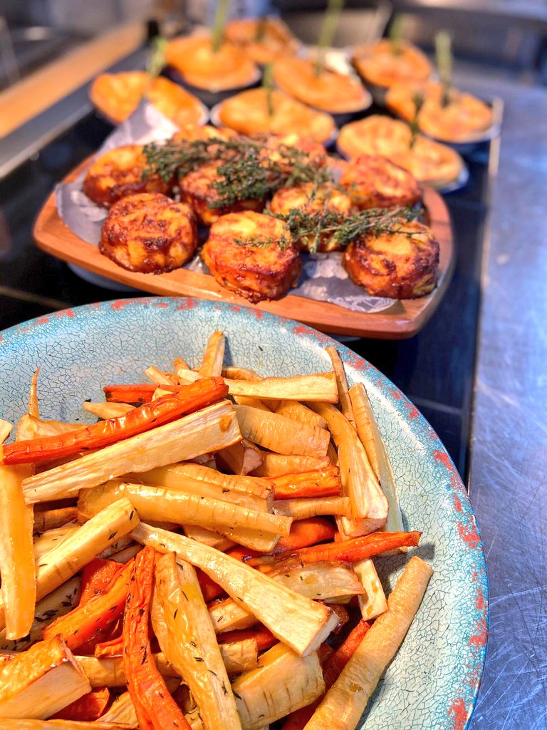 foodienorwich's tweet image. Hope everyone's managed to have some fun in the snow over the last few days ❄ It's been perfect pie weather!  Today's menu was slow-cooked beef, onion and mushroom pie with roasted winter root veg @ChartwellsInd @NorwichSchool @fitzpad2 @soubie2002 @NoelleJo23