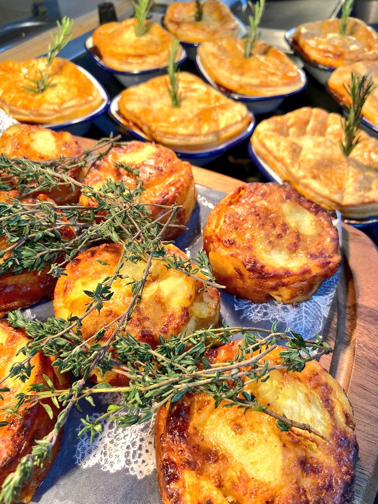 foodienorwich's tweet image. Hope everyone's managed to have some fun in the snow over the last few days ❄ It's been perfect pie weather!  Today's menu was slow-cooked beef, onion and mushroom pie with roasted winter root veg @ChartwellsInd @NorwichSchool @fitzpad2 @soubie2002 @NoelleJo23