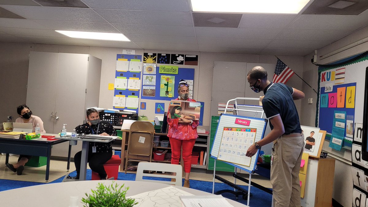 JuanToscanoG's tweet image. Teachers modeling for teachers, what a powerful tool! Digging deep in understanding the next unit for Literacy. #LiteracyMattersinAldine #KeebleONEteam @ShekaDow @edwards_demedia @Keeble_AISD