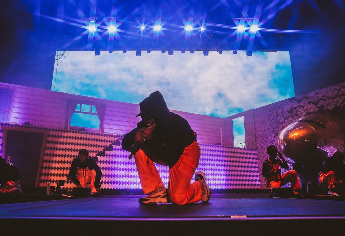 ginger's colors convey coming to peace, enlightenment, clarity, and REFLECTION - all while retaining the ability to find heat/energy, conveyed with red pops of color (or orange jumpsuits again)also, planes & passport imagery indicate expansion of perspective + reference bleach