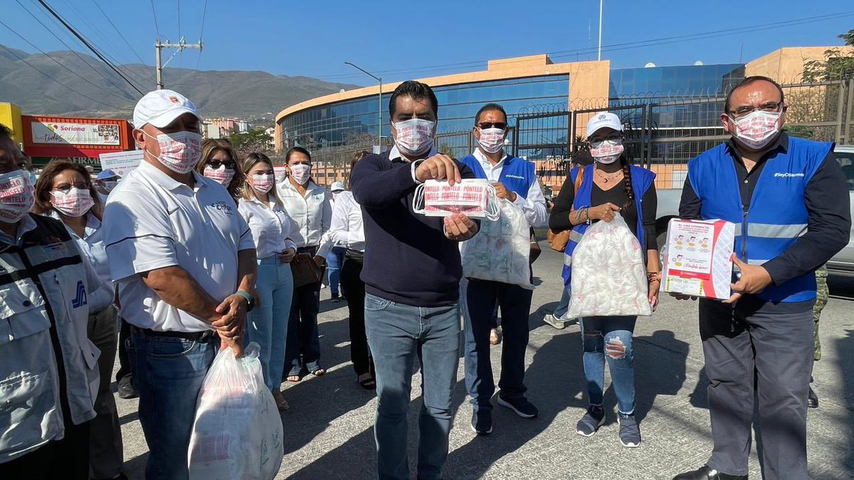 HectorAstudillo's tweet photo. En Acapulco, Iguala, Taxco, Chilpancingo y Zihuatanejo iniciamos la nueva campaña de concientización "Póntelo, pónselo" sobre el uso correcto del cubrebocas; entregaremos 500,000 cubrebocas en espacios públicos. Acércate a las brigadas para recibir uno de forma gratuita. https://t.co/iU6RhI8BV4