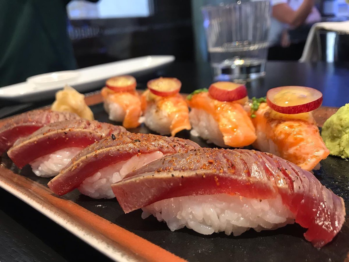 ¿Con quien compartirías estos Niguiris de Lomo Negro de Atún?
Menciónal@ en un comentario a ver si con un poco de suerte puedes venir en esta semana a Sibarius.
#granada #atunrojosalvajedelmdraba #takeawaygranada #granadatakeaway #sushilovers #instasushi #niguiri #paracompartir