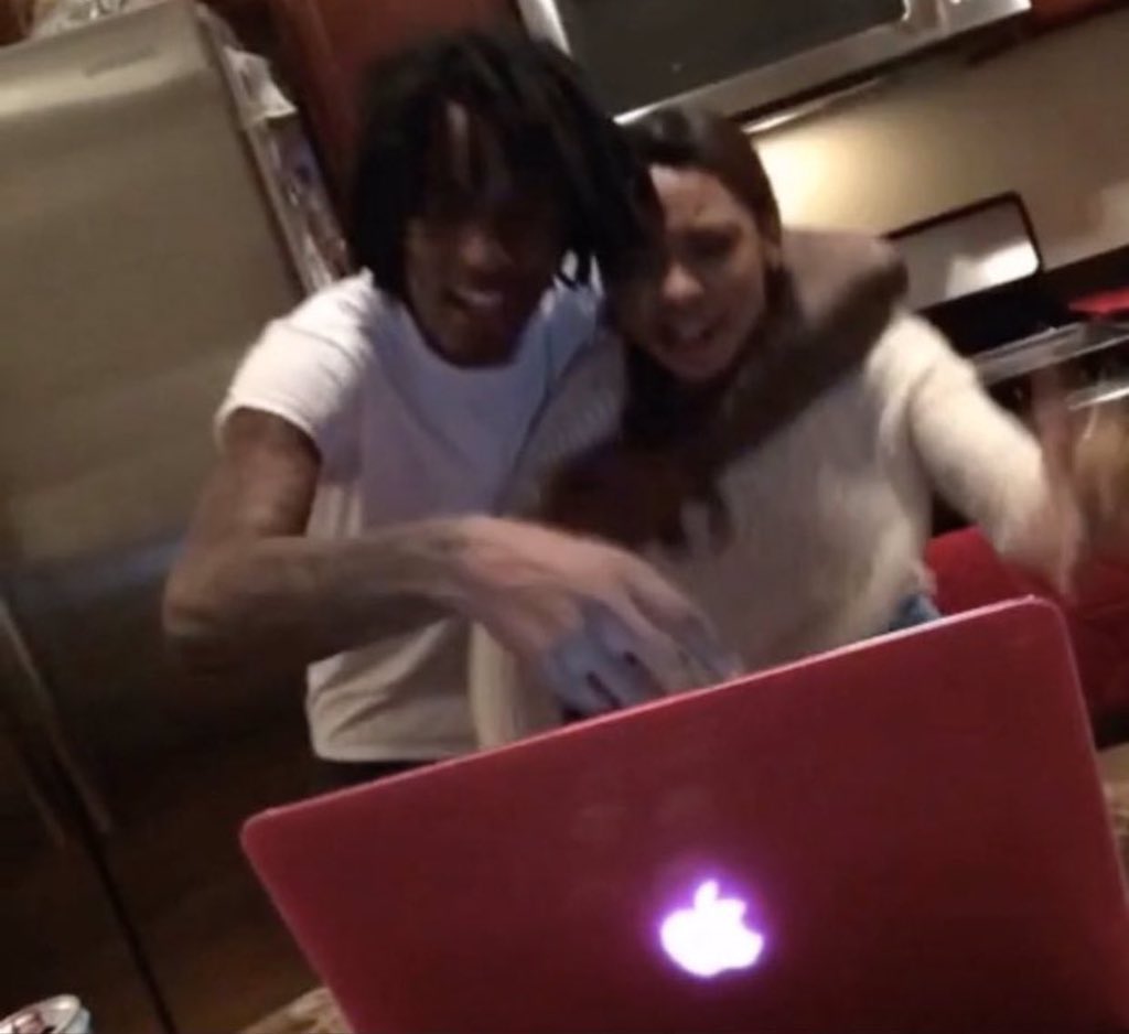 Fiquoo's tweet image. Femme qui écoute du Damso = Femme parfaite