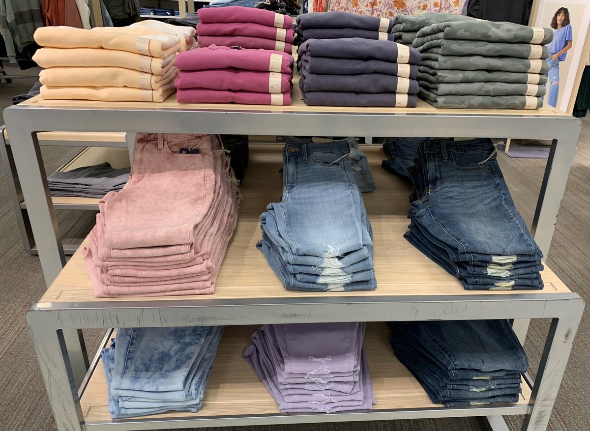 My goal for today was to perfect color and tag standards on folded merchandise 🎯 Can you say #crispy? #THE354 <a href="/KippLaura/">Laura Kipp</a> <a href="/blake_klotz/">Blake 🎯</a> @MadyJTarget <a href="/cortneytarget01/">Cortney🎯</a>