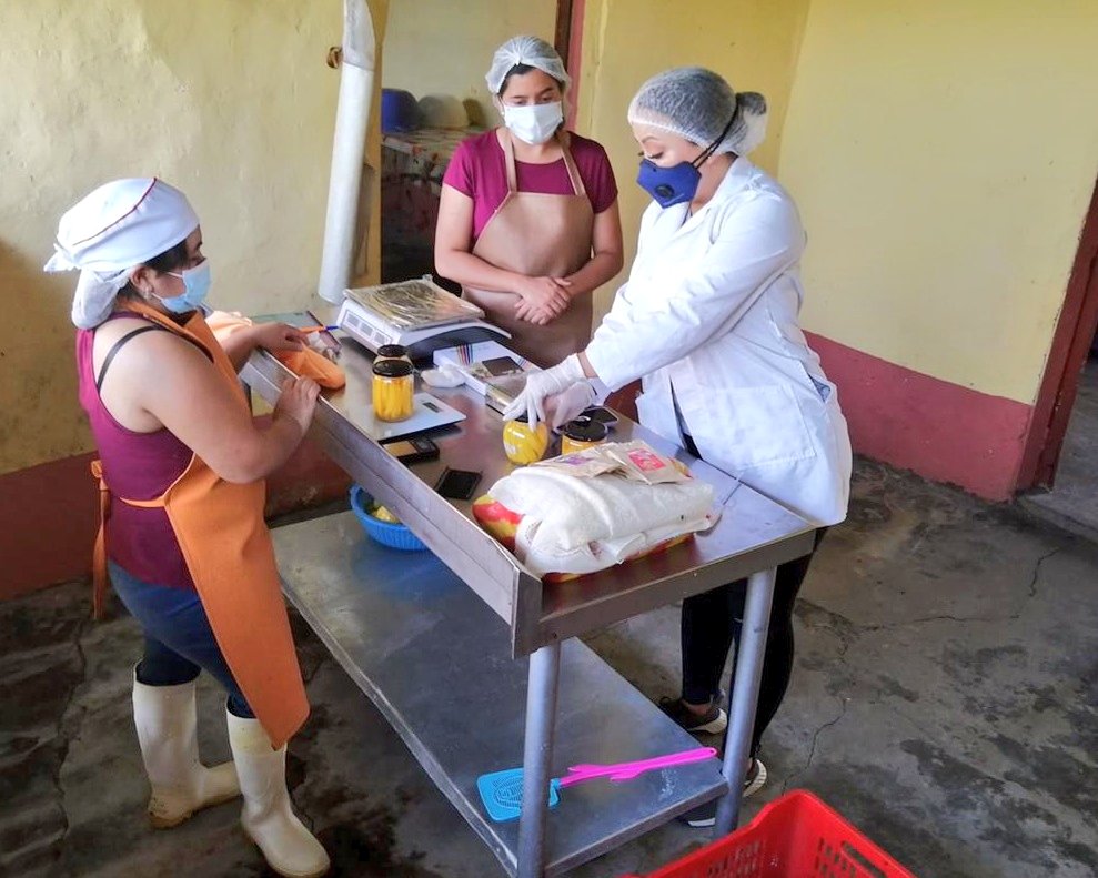 En el cantón #Macará, fortalecemos los emprendimientos rurales mediante la transferencia de procesos tecnológicos para conservar alimentos, utilizando la materia prima con certificación BPA para la elaboración de mango deshidratado y en almíbar.
#JuntoAlProductor 👨‍🌾👩‍🌾