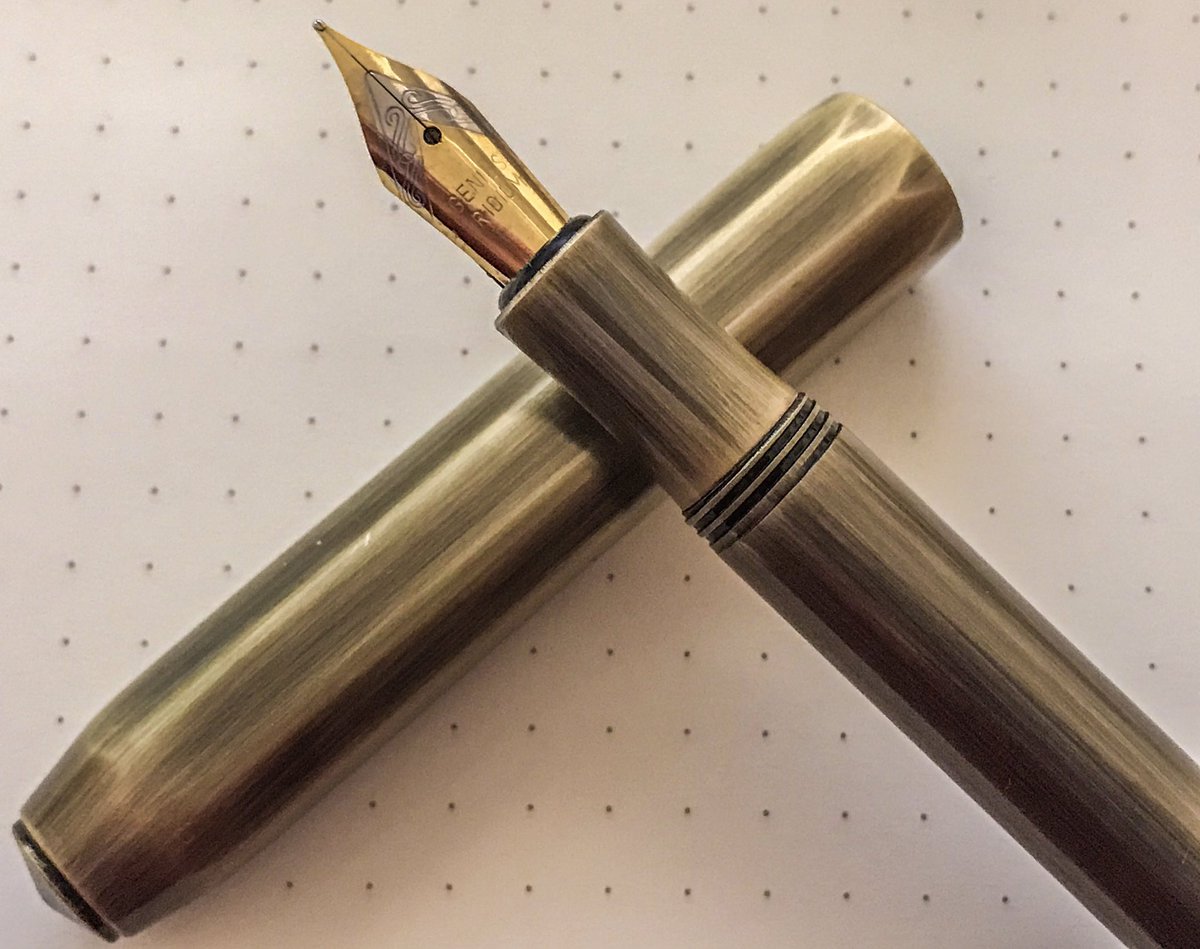 arq_pen's tweet photo. Hoy una de #CloneWars 
Me ha llegado un clon de la #Delike #Alpha que a su vez es un clon escalado de la #Kaweco #Al #Sport
Estoy a la espera de nuevas tintas para probarla pero por el coste que tiene no pinta mal... esperemos que no raspe mucho y no tenga que afinar ese plumin https://t.co/fwIEeJJBRS