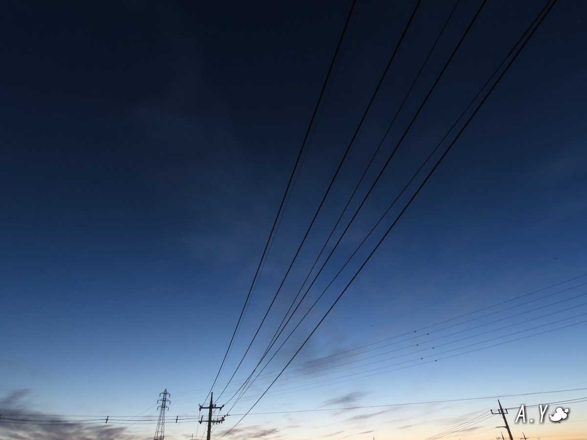 yumeasutw's tweet photo. 🌔お月様が綺麗ですね✨
#ブルーモーメント の #夕空 に #十三夜 のお月様(月齢12.5)が、輝き始めています✨
🌬️北風が冷たくて、早々に部屋へ戻りました😖
#イマツキ #月 #moon
#夜空 #宙の名前
#雲の教室
#ブルーアワー
#トワイライト
#市民薄明
#鉄塔 #電線 #電柱
#a2021 #a0224 #a202102 https://t.co/tiysL2YEh4