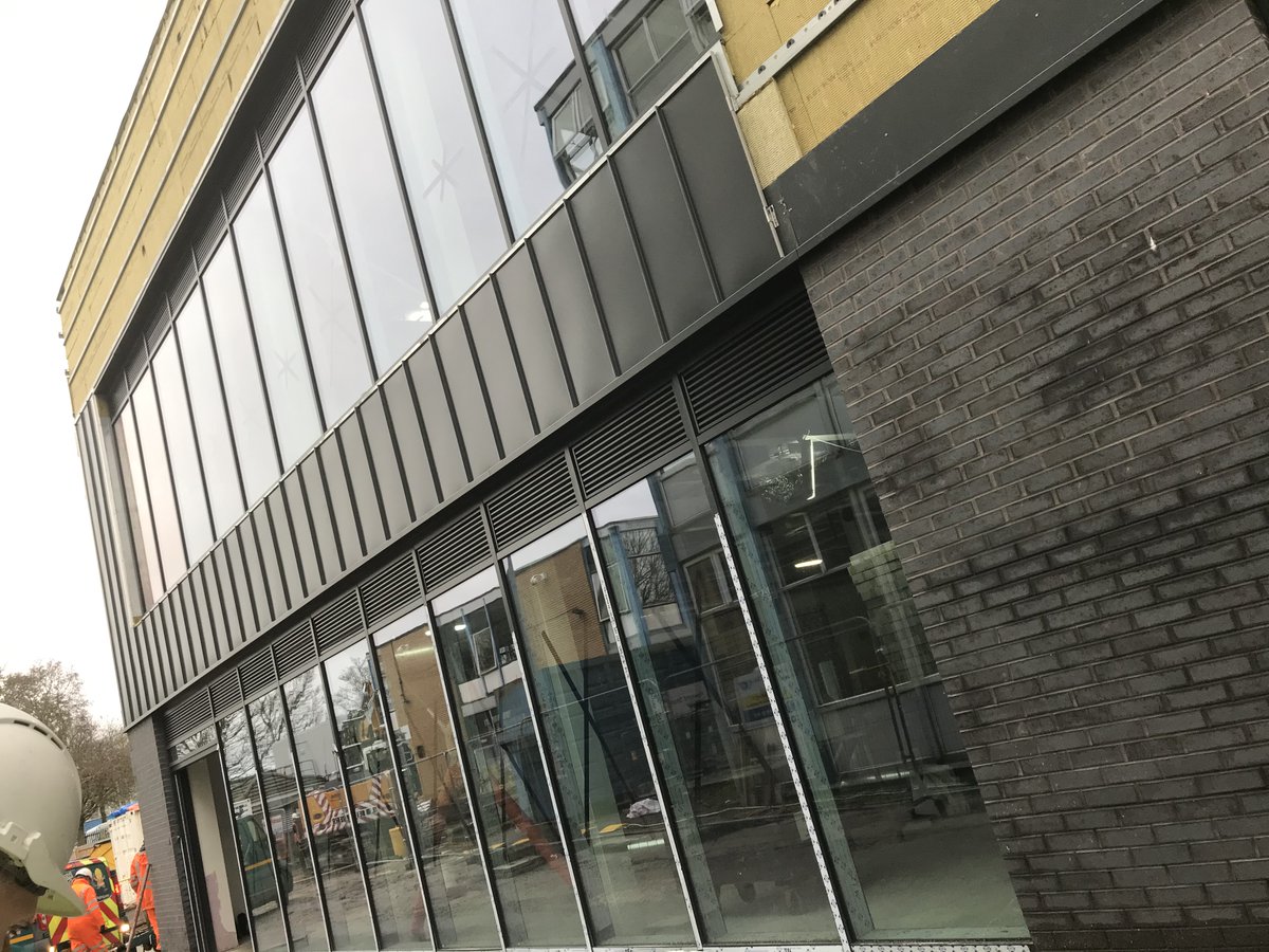 Aire_Valley_Ltd's tweet photo. CWCT Water Test Passed on recently completed Oldham College Building D 🙌where we installed over 400m2 of @Senior_Systems #SF52 #curtianwalling #PURe #windows & #SPW051 #doors for @WillmottDixon https://t.co/ZVNgfnJ2iL