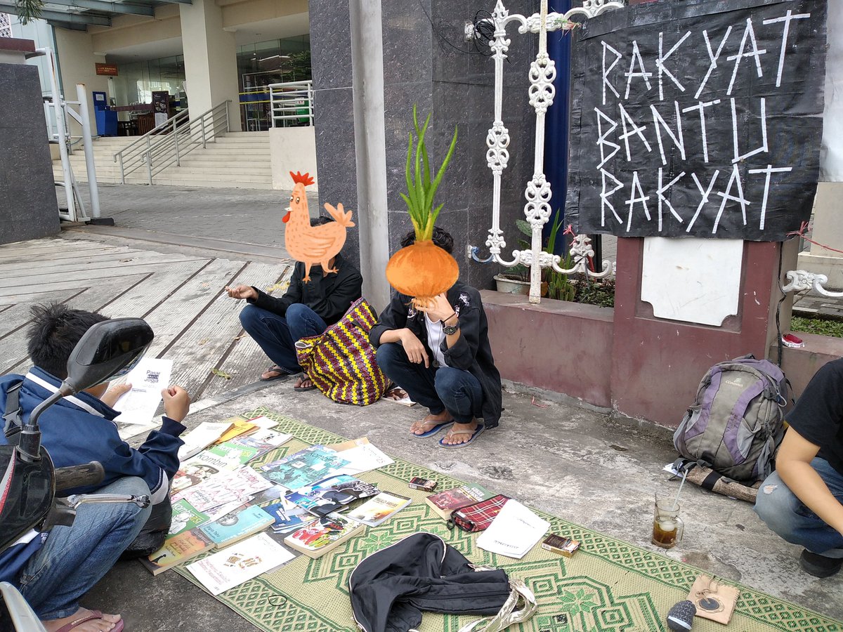 Kita lagi ngelapak bareng teman-teman Serikat Mogok Kerja nih @mogok_kerja di depan Plaza UNY Gejayan. Monggo merapat, gaesss!
