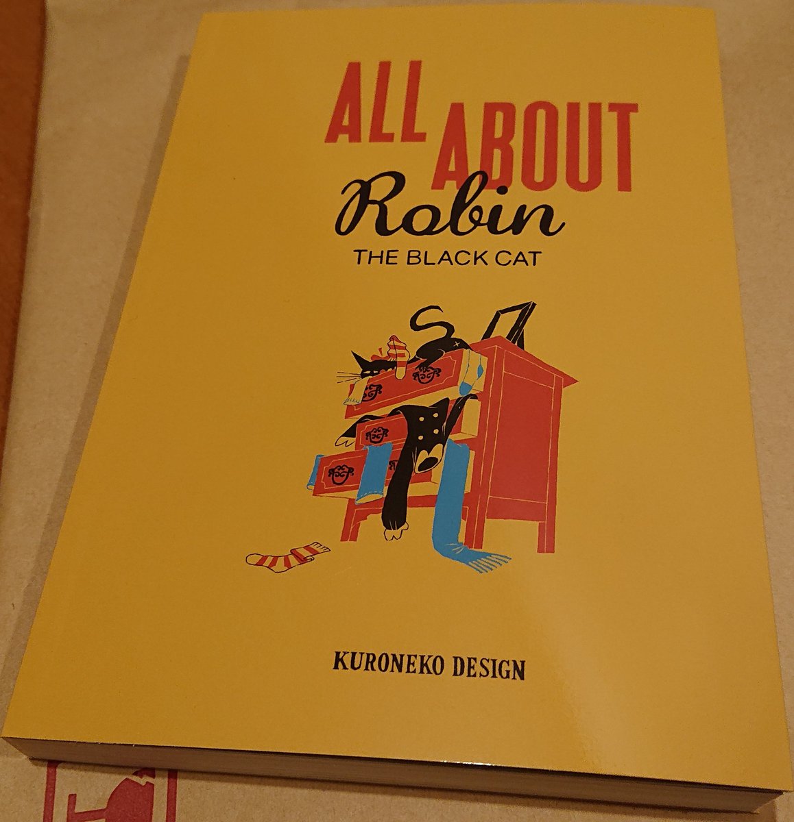 tanoshiquDQ's tweet photo. 黒ねこ意匠さんの、作品集『ALL ABOUT ROBIN』が届きました。
完成おめでとうございます！
クラウドファンディング、私もささやかながらお手伝いさせて頂きました。
大好きなろびんちゃん、会いたかったです♡1ページずつ大事にめくっています。
#AllAboutRobin https://t.co/f5v3R24Mzt