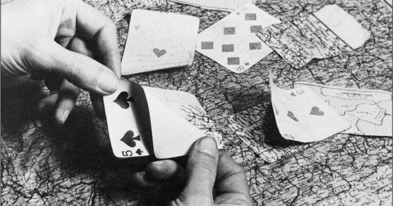 atlantide_io's tweet photo. Lors de la WWII, l’US Playing Card Company a collaboré avec des agences de renseignements afin de produire des jeux de cartes qui serviraient à aider les prisonniers de guerre Alliés à s’échapper. 

Quelle particularité possédaient ces cartes ?

#enigme #histoire https://t.co/J2E4u6pbO4