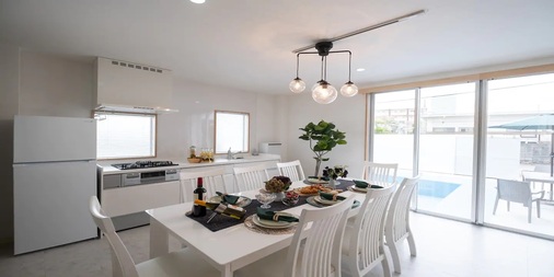 Stylish living room and open terrace based on white color.

There is also a luxurious private pool where no one can disturb you.

Enjoy an elegant time with your loved ones and friends.

1note.co.jp/snsen/494twitt…

#okinawa #okinawatrip #terrace #private_pool #Airbnb #chartered