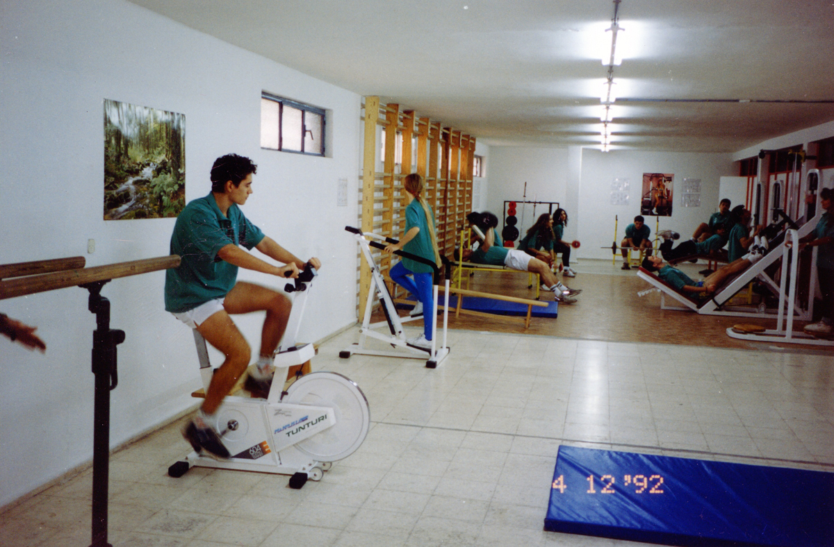 deporte_uni_UCO's tweet photo. #DeporteyUniversidad tema de miércoles en #5días5temas A mediados de los 80' nace el servicio deportivo de la Universidad de Córdoba, denominado #SEFD Servicio de Educación Física y Deportes. Su primera sede, el Colegio Mayor Séneca, que disponía de gimnasio y pista polideportiva https://t.co/0z8ogfa79D