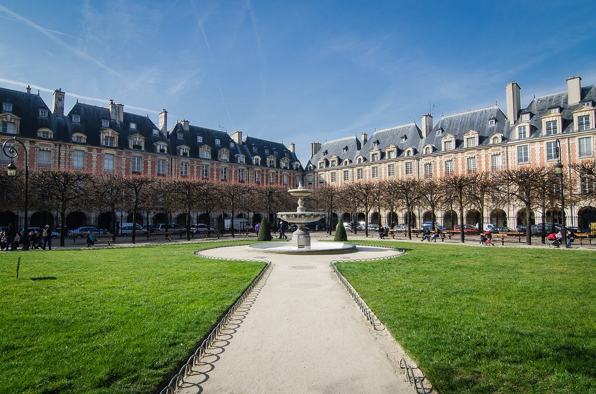 アンスティチュ フランセ横浜 実際にvictor Hugo が住んでいたのが パリのヴォージュ広場 現在は美術館となっており 貴重な品や 寝室など 当時の生活が垣間見れます なお ヴォージュ広場は アンリ４世の命によって造られた 最古の広場と言われてい