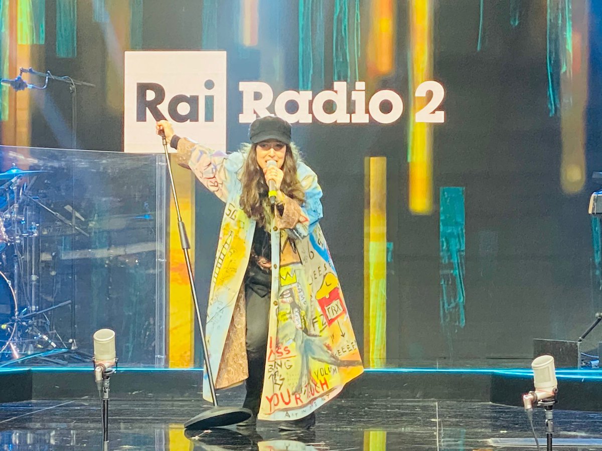 🎵 Se per innamorarmi ancora
Tornerai, maledetta primavera
Che imbroglio se
Per innamorarmi basta un'ora?
Che fretta c'era
Maledetta primavera? 🎵

<a href="/SyriaOfficial/">Syria</a> LIVE con "Maledetta primavera" a #Radio2SocialClub

 Su #RaiRadio2 📻 
E <a href="/RaiPlay/">RaiPlay</a> 🖥 bit.ly/GuardaCheRadio