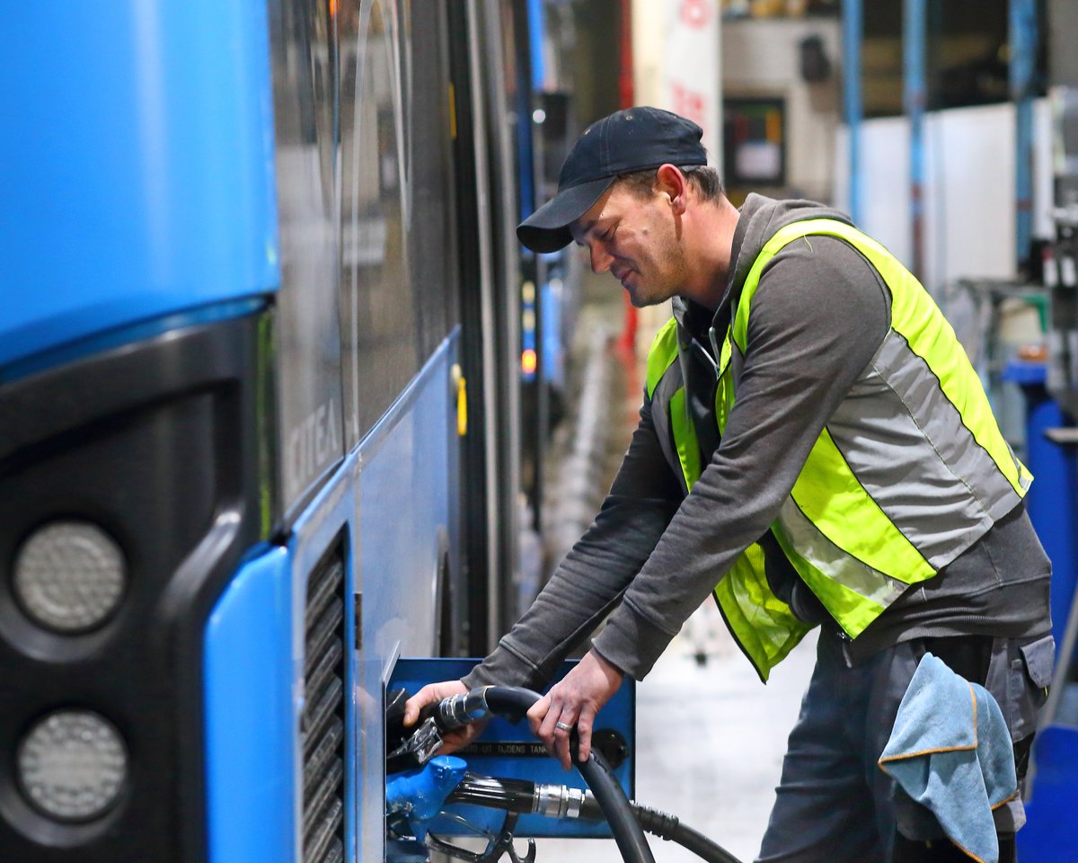 Hendrik Smit kwam zonder werk te zitten en kon de eindjes niet meer aan elkaar knopen. Hij zocht hulp en via <a href="/SWFryslan/">Gemeente Súdwest-Fryslân</a> is hij in contact gekomen met Pastiel. Inmiddels werkt hij nu bij OVcare, als wagenwasser. Een functie die perfect bij hem past! pastiel.nl/column-positie…
