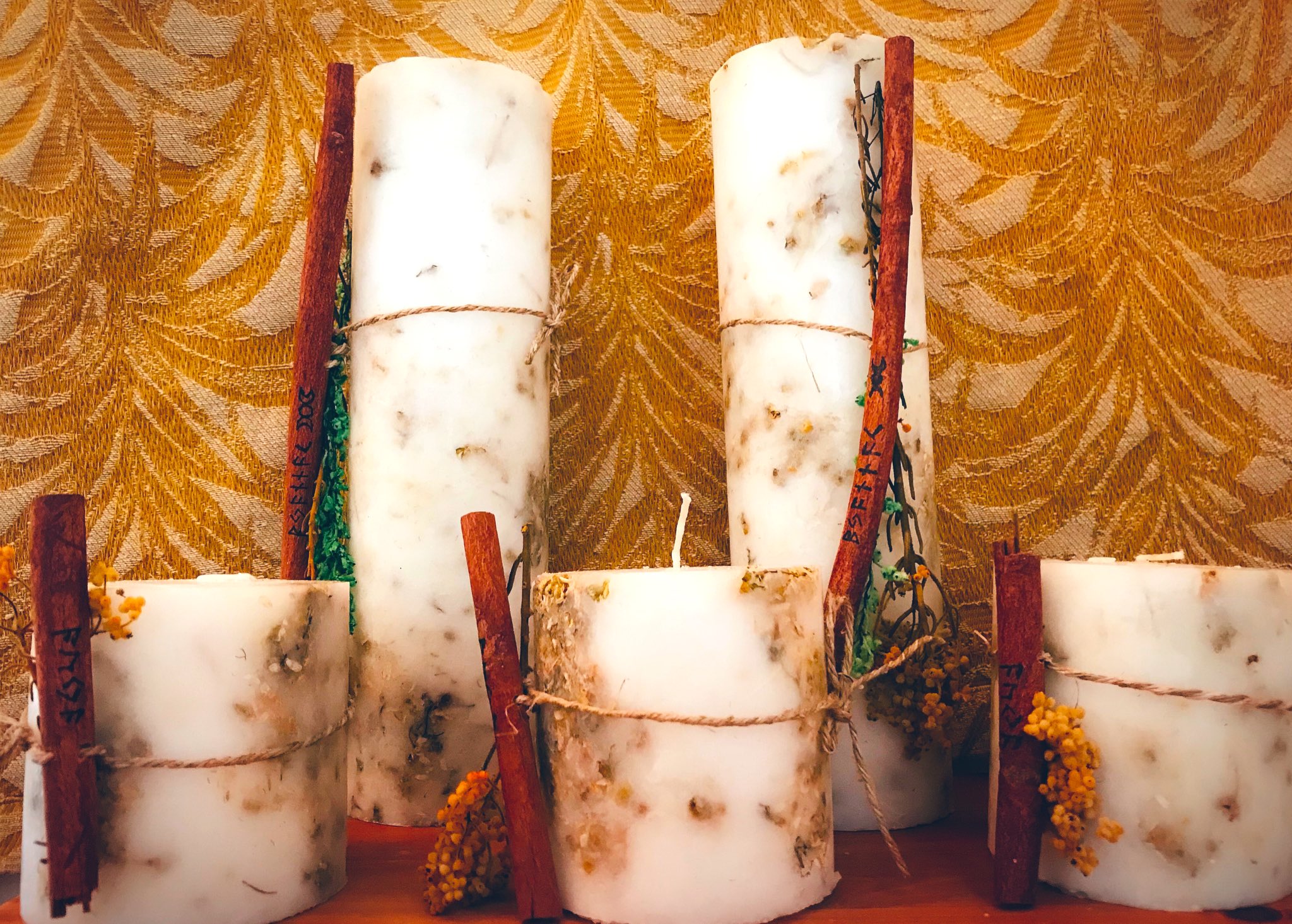 Candle Velonica 溶かした蝋にジャーマンカモミールを大釜にてコトコト煮込んだ 自然のハーブのやすらぎの香りのキャンドル シナモンには 祝福や繁栄を意味するルーン文字を焼き付けています Drominat ジャーマンカモミール オリジナル Candle Velonica 溶かした蝋にジャーマンカモミールを大釜にてコトコト煮込んだ 自然のハーブのやすらぎの香りのキャンドル シナモンには 祝福や繁栄を意味するルーン文字を焼き付けています Drominat ジャーマンカモミール オリジナル