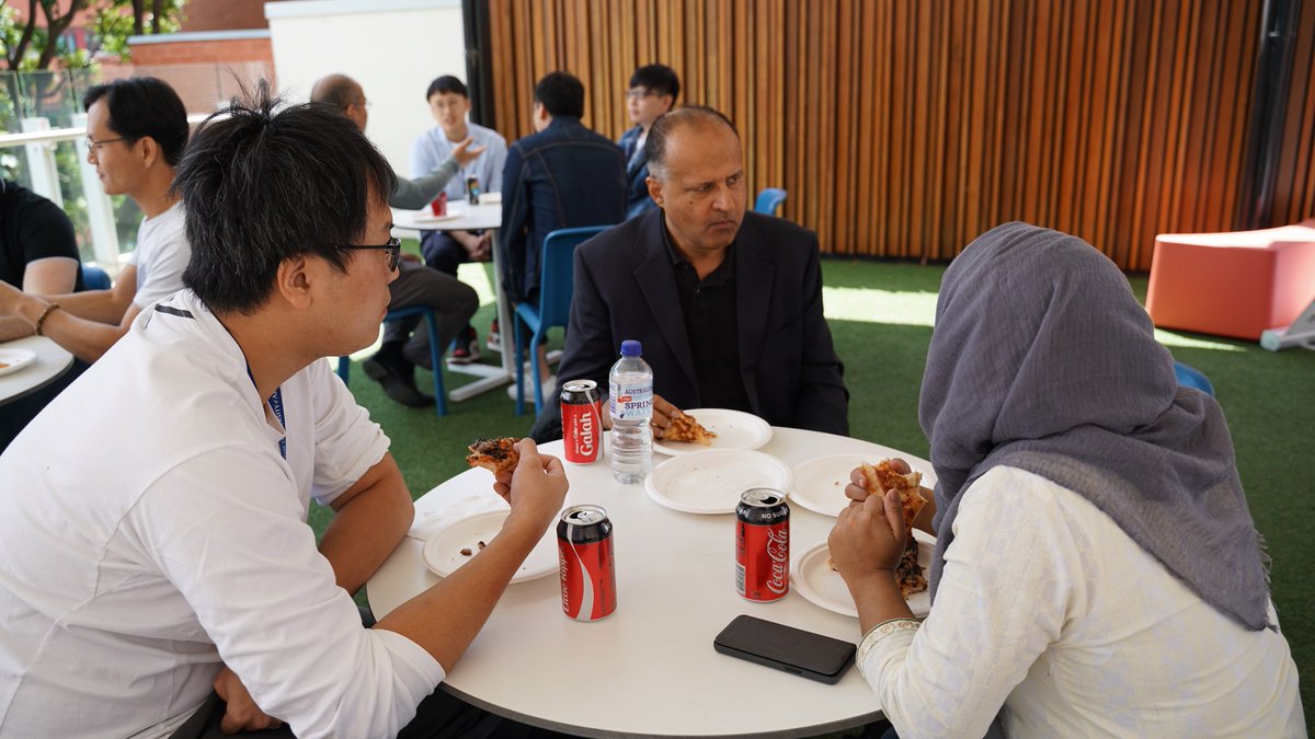 crest_centre's tweet image. Besides technical discussions, we also had relaxing casual chats accompanied by a great pizza lunch. Special thanks to the School of Computer Science @ecms_uofa @UniofAdelaide for providing the platform and logistic support for our get-together event and #CRESTSummerProjects2020.