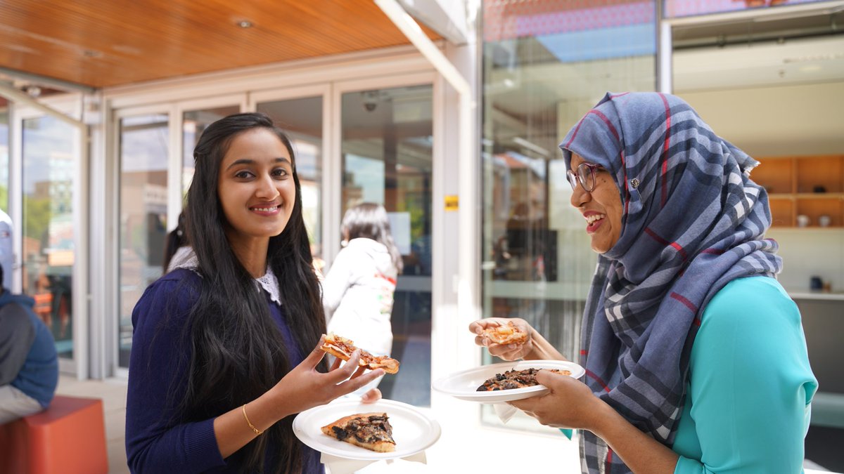 crest_centre's tweet image. Besides technical discussions, we also had relaxing casual chats accompanied by a great pizza lunch. Special thanks to the School of Computer Science @ecms_uofa @UniofAdelaide for providing the platform and logistic support for our get-together event and #CRESTSummerProjects2020.