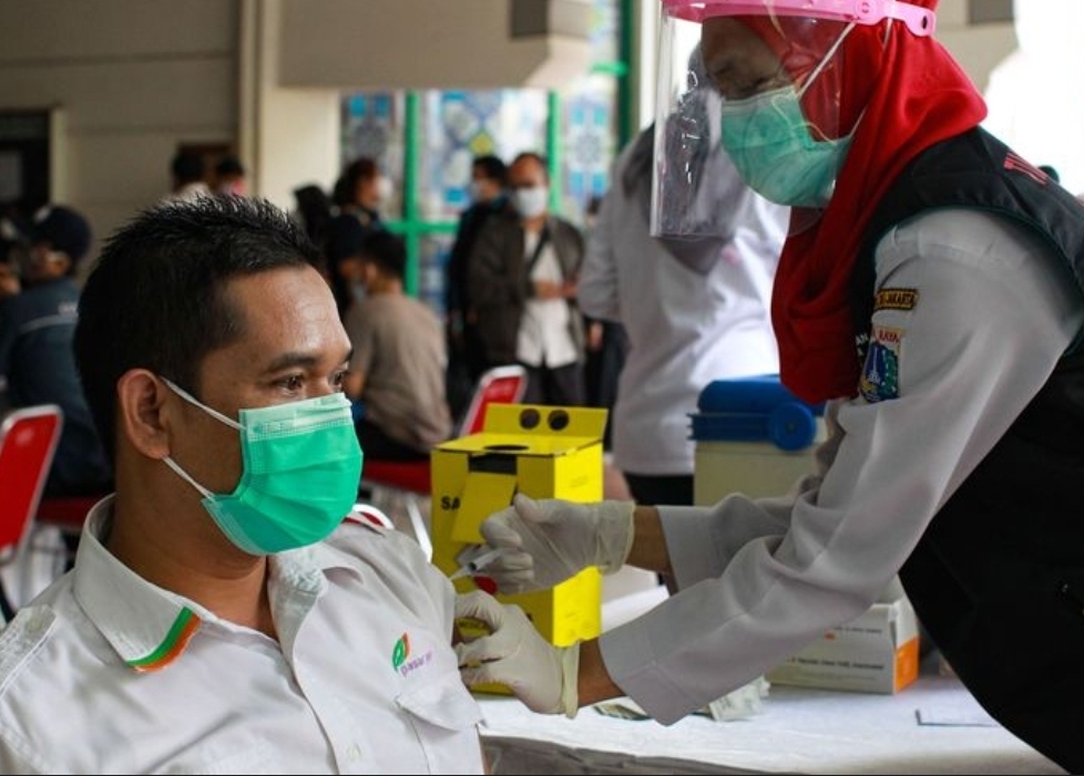 fokusmedan's tweet photo. Vaksinasi Covid-19 untuk 5 Juta Guru Ditargetkan Selesai di Akhir Juni https://t.co/hBYfYPhrFw https://t.co/dimE0S3kr4