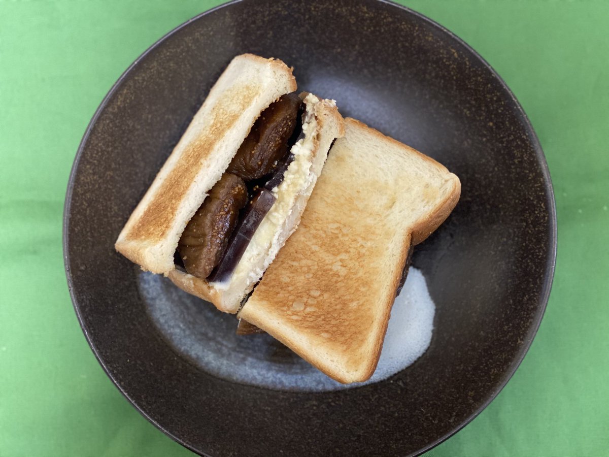 Takahiro Haraguchi ドライいちじくのアマレット漬けをマスカルポーネ 羊羹と一緒にトーストにサンド 美味しい