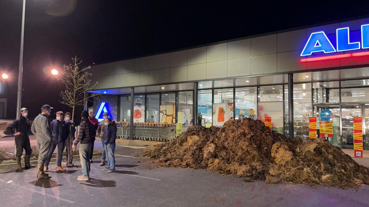 JYBricout's tweet photo. Application juste des Egalim : coup de semonce ce matin de @jeunesagri02 RT @usaa_02 pour mettre la pression sur les négociations commerciales : un juste prix pour tous ! C’est quand même pas compliqué ! 
@FNSEA @ChLambert_FNSEA @GreffinDamien @FnseaGBP @FRSEAHdF @JAHautsdeFrance https://t.co/86tQ7V7jBz