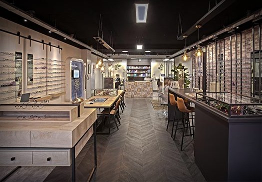 Vannacht om 01:50 is 'n ramkraak gepleegd op Mirck Optiek👓🕶️ a/d Zuiderhoofdstraat, #Krommenie. Met 'n auto werd de winkelpui open gereden. De schade is groot, buit onbekend. De dader(s) zijn nog voortvluchtig. Onderzoek loopt. Heb je wat gezien, gehoord en/of tips 📞👮‍♂️.