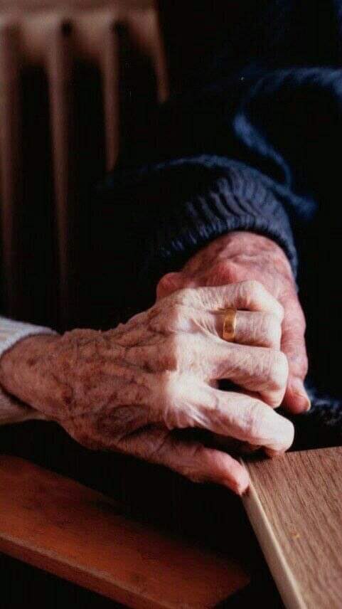 حتى الحُب رزق، ورزقٌ عظيم لايضاهيه شيء، فاللهم ارزقنا بمن لو حُجزنا معه لأي ظرف أو سبب، لانشعر برفقته بالملل ولا الغربة، ألفة وانسجام، حتى في الخصام نرغب بالصلح شوقاً للرجوع، فاللهم امنحنا من نستأمنه على مشاعرنا، وكياننا .. وتاريخنا كله، ولا يغنينا عنه أحد