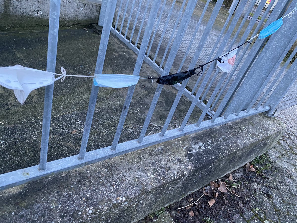 De creativiteit van de Hoogeveners naar aanleiding van de persconferentie? 😊🤷🏻

#CreatiefmetMondkapjes 😷