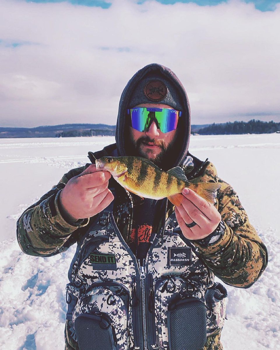 Great fishing day. 🎣

📸@hookinwidhutch

View more on Amazon: bitly.ws/bSm5
On Bassdash website: bitly.ws/bSm7

#bassdashfishing #fishingvest #waterproofjacket #huntingjacket #icefishing #fishing #flyfishingvest #fishingjacket #breathablewaterproofjacket