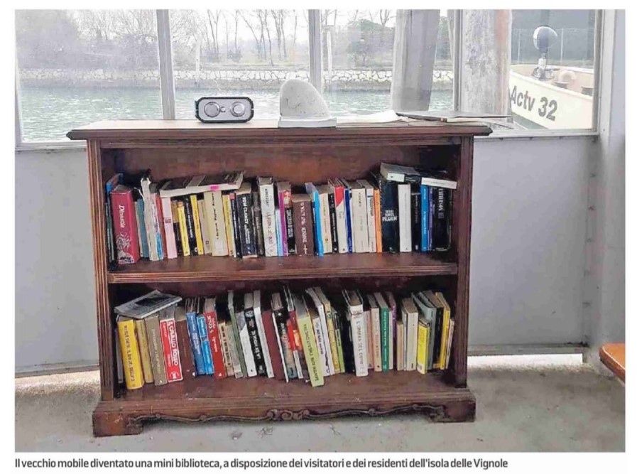 SimonVenturini's tweet photo. #VIGNOLE • Bella iniziativa dei residenti delle Vignole! Un vecchio mobile, dei libri e spirito di comunità
È nata così la libreria nell'imbarcadero dell'isola, un servizio a disposizione di tutti con libri da leggere sul posto o da prendere in prestito 📚
Foto @nuova_venezia https://t.co/9pYdl94Atu