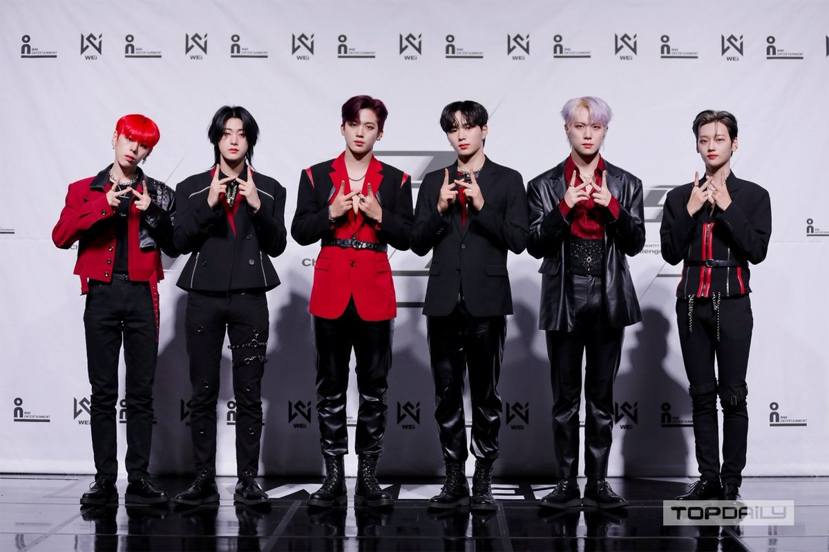 recordKDH's tweet photo. 'IDENTITY : Challenge' 발매 기념 기자 쇼케이스 위아이 ��체사진 https://t.co/pku5INdBWw