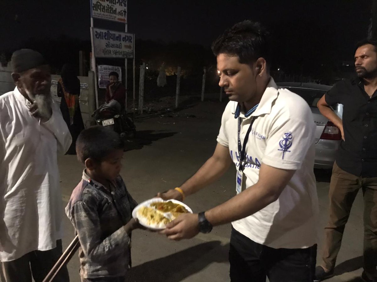 iamhumanfounda1's tweet photo. #imhumanrotibank
#225_tuesday_rotibank
#foodforall
#23_Feb_2021
Fed around 250 people in #bardoli

@PMOIndia @narendramodi @AmitShah @JPNadda @CRPaatil @vijayrupanibjp @sanghaviharsh @Nitinbhai_Patel @prabhunvasava @Ganpatsinhv @Swamy39 @kajal_jaihind
#imhuman
#helpeverhurtnever https://t.co/0Do9s9ruiy