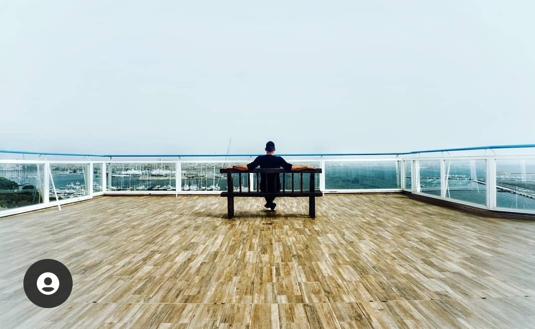 Horizonte24's tweet image. Buenos días twitterquines.

Si pudieras sentarte en el banco del Horizonte  y hablar durante una hora con alguien. A QUIEN ESCGERÍAS?