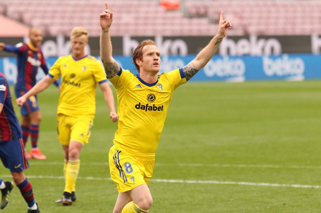 El Cádiz puso fin a su negativa dinámica logrando un puntazo ante el FC Barcelona (1-1).
Volvimos a ver una versión reconocible del conjunto amarillo, que, a pesar de las bajas, confeccionó un plan que obtuvo su resultado.
Vamos con algunas cosillas: https://t.co/UeGPX2VM6z