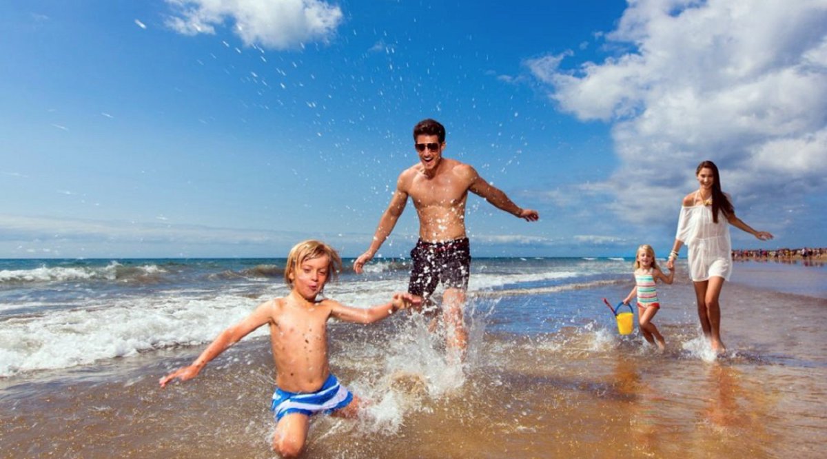 путешествие с детьми. турция с детьми. отдых с детьми на море. пляж с отдыхающими. египет семья на море.