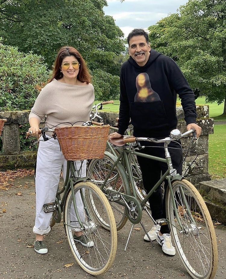 filmfare's tweet photo. Couple goals!
Throwback to when #TwinkleKhanna and #AkshayKumar headed out for a cycling session. https://t.co/0KjpaPkYqq