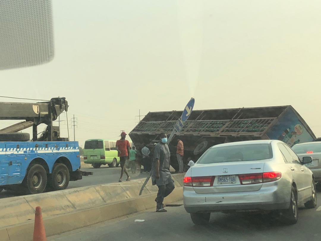 Abuja_Facts's tweet image. TRAFFIC UPDATE: Heavy traffic on Lugbe-Airport road heading to the city centre due to a fallen truck on the road. @FRSCNigeria are presently on site to evacuate the truck.

[08:18am]. 
#AbujaTwitterCommunity
#AbujaTraffic