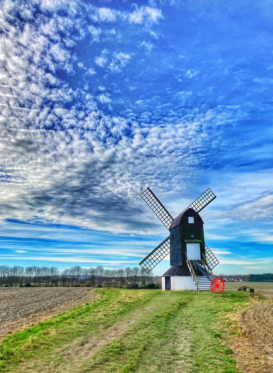 gemmak500's tweet photo. Windmill.
#pitstone #leightonbuzzard #bedfordshire #windmill #17thcentury #farm #field #coubtryside #nationaltrust #sky #cloud #cloudporn #chilterns #chilternhills #spring https://t.co/X6NkT17LsU